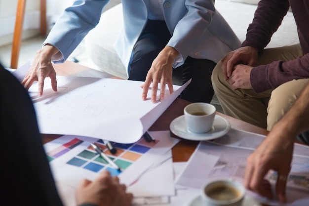 interior-designer-presenting-blu